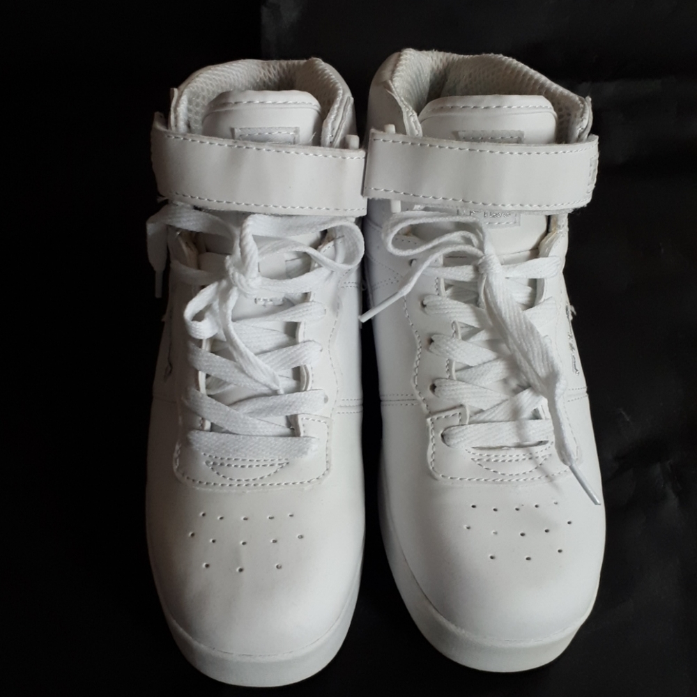 Fila White Women Sneaker Size 5